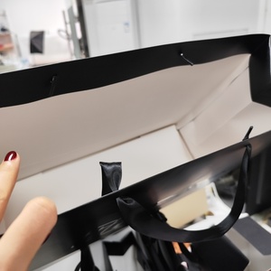 Sac en papier personnalisé de luxe avec logo en feuille d'or mat gaufré UV, grand, moyen, noir, cadeau, sac en papier robuste pour magasin de vêtements, sac de shopping - Product Image 3