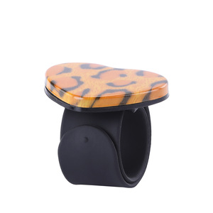 Brazalete magnético para peinar el cabello, diseño de estampado de leopardo, correa suave ajustable, pinza para el cabello para uso diario - Product Image 3