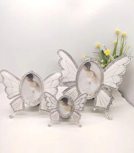 Cadre photo original papillon incrusté de diamants couleur perle blanche argentée, en promotion à prix réduit - Product Image 4