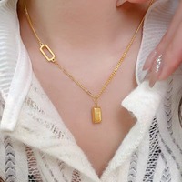Collier pendentif carré minimaliste en acier inoxydable, style luxe polyvalent, inaltérable, tendance et très prisé