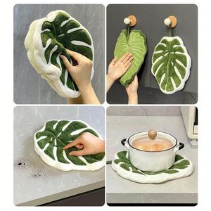 Toalla de mano de forro polar coral grueso con diseño de hoja, bonita y absorbente, con gancho colgante sin rastro para cocina y baño - Product Image 4