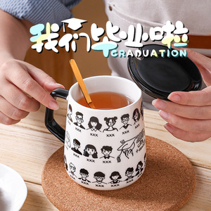 Taza de graduación personalizada con diseño de dibujos animados en cerámica para niños, regalo con tapa y cuchara. - Product Image 1