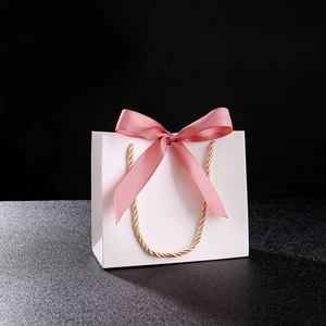<span class=keywords><strong>Sac</strong></span> Cadeau Luxe Haut de Gamme en <span class=keywords><strong>Papier</strong></span> Couché Blanc Rose, Imprimé d'un Logo Personnalisé, pour Bonbons de <span class=keywords><strong>Mariage</strong></span> ou Bijoux, avec Ruban - Product Image 5