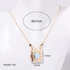 Collier pour femme tendance plaqué or, avec pendentif album 'Love Words Vows' à ouverture et fermeture, accessoires personnalisés avec mots anglais et motif lune au dos - Product Image 6