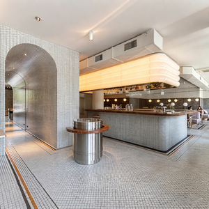 Estructura robusta de barra curva para cafetería moderna; diseño ecológico con encimera de madera y estantes integrados - Product Image 1