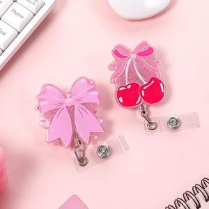 Porte-badge rétractable à clipser sur le thème de la Saint-Valentin pour badges d'employés/signatures - Product Image 2