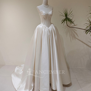 LY130 Robe de mariée moderne glamour en dentelle ivoire avec corset, appliques florales et décorations en cristal - Product Image 1