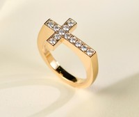 Bague en or 18 carats artisanale avec un design linéaire et un motif serti de diamants étincelants, une pièce élégante reflétant la sophistication