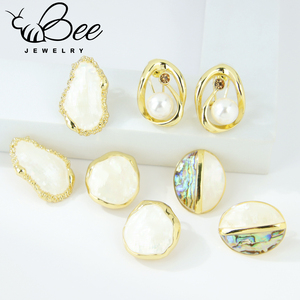 Boucles d'oreilles clous de luxe de style européen avec perles baroques rondes, élégantes et exquises, en cuivre géométrique - Product Image 1
