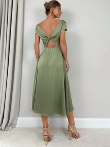 Robe d'été élégante en satin à manches courtes, couleur unie, col bénitier, coupe ajustée, fendue sur le côté, longueur midi - Product Image 5