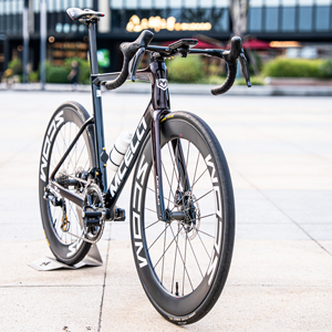 Cadre de vélo de route aérodynamique en fibre de carbone de qualité supérieure SK02 compatible DURA-ACE, passage des câbles interne, couleur personnalisée, vélo de course professionnel 24 vitesses - Product Image 1