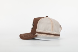 Gorra de béisbol trucker de malla con rayas en blanco, de alta calidad, personalizada, de 5 paneles, con visera curva y logotipo bordado con aplique. - Product Image 4
