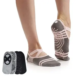 Hochwertiges Großhandel Individuelles Damen-Pilates-Knöchelsocken mit rutschfester Griff hochtechnische gestrickte Baumwolle Buchstabenmuster Logo auf dem Körper