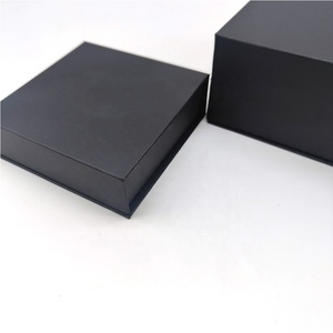 Boîte à Bijoux Noire à Fermeture Magnétique Personnalisée avec Logo ZFG01 en Papier Kraft Gaufré pour Emballage Cadeau en Gros - Product Image 5