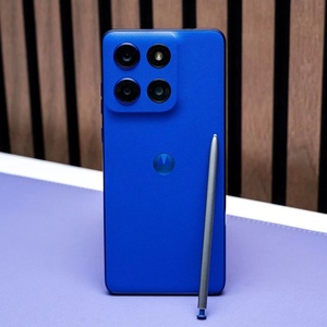 Teléfono Inteligente Motorola Moto Signature Versión Global, Pantalla de 6.8'' y 165Hz, Snapdragon 8 Gen 5, Batería de 5200mAh, Carga Rápida de 90w, Teléfono Móvil con Esim - Product Image 3