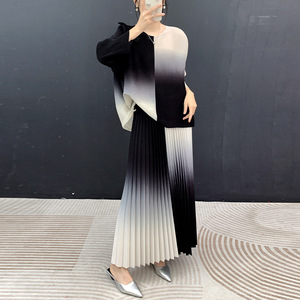 ชุดเซ็ตสองชิ้น Miyake จีบพลีทแฟชั่นไล่เฉดสี รุ่นใหม่ประจำฤดูร้อนปี 2026 เสื้อคอกลมแขนยาว + กระโปรงทรงสวิงยาว - Product Image 2