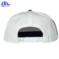 Gorra Snapback Personalizada de Estilo Urbano, Blanca con Borde Rojo, Bordada, con Visera Plana, Venta al Por Mayor, Fabricante OEM, Proveedor