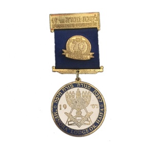 Badge porte-bonheur personnalisé, médaillon Honor en plaqué or avec rubans en tissu, Badge sur mesure avec pochette papillon, 70e anniversaire