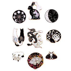 Épingles à revers en alliage de zinc émaillé doux plaqué argent écologiques personnalisées avec emblèmes et logos personnalisés pour une utilisation promotionnelle - Product Image 5