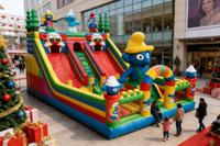 Structure gonflable à thème avec double toboggan, aire de jeux d'aventure pour enfants, village bleu, château gonflable multicolore pour fêtes et usage commercial