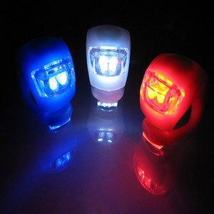 ไฟ LED ติดแฮนด์จักรยาน ซิลิโคนกันน้ำ IPX4 โหมดแฟลช สีแดง น้ำเงิน เขียว อุปกรณ์เสริมสำหรับขี่กลางคืน - Product Image 2