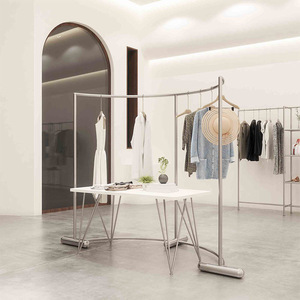 Support d'affichage de vêtements en métal chromé moderne de marque reconnue, fabriqué par OEM, pour les magasins de vêtements et les centres commerciaux - Product Image 5