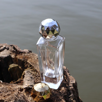 Flacon de parfum rond en verre blanc cristallin vide de 50 ml Qicheng Cosmetics, rechargeable avec pulvérisateur à pompe, diffuseur à bâtonnets, surface personnalisable