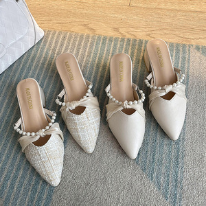 Sandálias Femininas de Verão 2026 Novas com Salto Grosso Estilo Coreano Bico Fino Meia Sandália com Tira de Fivela para Exterior Salto Baixo Estilo Fada Baotou - Product Image 1