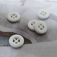 Logos personnalisés, boutons coupés en résine à quatre trous, accessoires de couture adaptés aux vestes pour hommes et femmes.