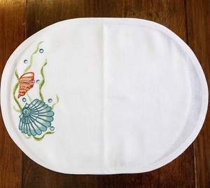 Set de table ovale en coton avec motif coquillages et algues brodés, style méditerranéen, lavable en machine, pour usage domestique - Product Image 1