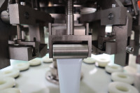 Machine de remplissage semi-automatique pour tubes en aluminium de cosméceutiques et pommades, machine rotative de remplissage et de sertissage pour tubes de colle et adhésifs