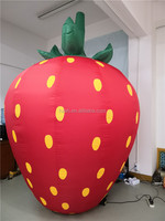 Prix de gros Événement publicitaire Ballon géant gonflable en forme de fruit Fraise avec lumière LED