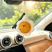 Ornement tournesol souriant au crochet fait main en coton doux, accessoire de voiture à suspendre, breloque de sac fleur arc-en-ciel, décoration mignonne, cadeau