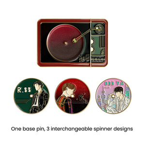 Набор эмалированных значков в стиле ретро-проигрывателя виниловых пластинок: интерактивный вращающийся проигрыватель со сменными дисками, металлические значки от производителя - Product Image 6