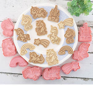 Collection ultime de découpoirs à biscuits licorne pour créer une toute nouvelle université de fantaisie sur votre plateau à biscuits - Product Image 2
