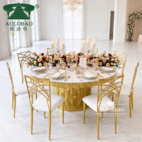 Chaise de salle à manger nordique avec dossier croisé en métal doré et coussin rembourré blanc pour cérémonie de mariage