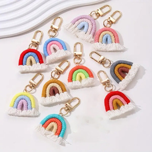 Portachiavi <span class=keywords><strong>in</strong></span> <span class=keywords><strong>macramè</strong></span> <span class=keywords><strong>arcobaleno</strong></span> giallo <span class=keywords><strong>arcobaleno</strong></span> con ciondolo portachiavi con ciondolo portachiavi con nappa dolce e uncinetto - Product Image 1