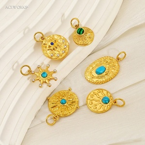 เครื่องรางหินเทอร์ควอยซ์ |   จี้พระอาทิตย์ดวงอาทิตย์เคลือบทอง 18K PVD บนสแตนเลสสตีล - กันน้ำ ป้องกันอาการแพ้ ไม่หมองคล้ำ - Product Image 4
