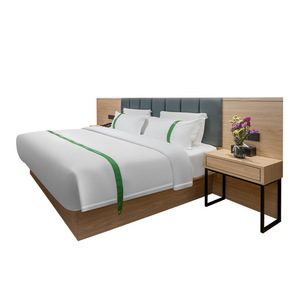 Estructura de cama y cabecero de madera resistentes al precio bajo al por mayor con colchón y mesita de noche a juego para dormitorio de hostelería - Product Image 3