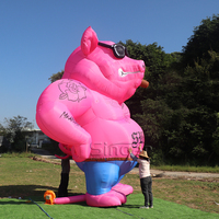 Grand ballon gonflable personnalisé de 5 m, en forme de cochon rose géant avec cigarette, pour la décoration de scène musicale et de fêtes.