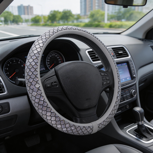 Coprivolante Aire Space Bling Crystal universale con strass, motivo a squame di pesce, in pelle PU e peluche corto, decorazione per auto - Product Image 1