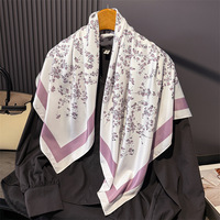 Écharpe en polyester soyeux de luxe sur mesure haut de gamme 90 x 90 cm, motif répété, noir personnalisé
