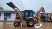 Chargeuse-pelleteuse JCB 3CX 4x4, excavatrice et chargeuse, machine polyvalente adaptée aux exploitations agricoles et aux travaux de construction.