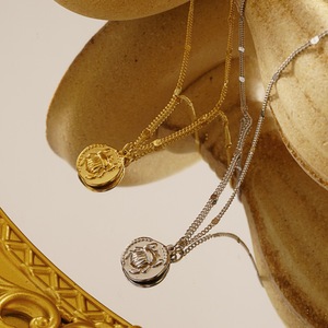 Una piccola collana con ciondolo rotondo di antico scarabeo egiziano, un ciondolo personalizzato in acciaio inossidabile e una clavicola - Product Image 1