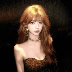 Perruque longue bouclée pour femme Dm406 avec frange latérale, couleur thé au lait, ligne de cheveux naturelle, tête entière, fibre synthétique Kanekalon - Product Image 2