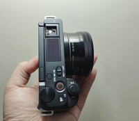 Sony ZVE-10 95% Neuf Ensemble Complet Appareil Photo Hybride 24MP Type Télémètre avec Objectif 16-50mm Écran Tactile Rabattable 4K pour Selfies et Voyages