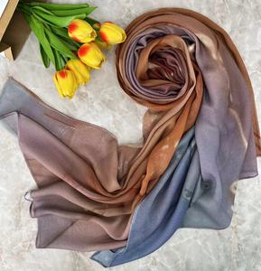 Nuova sciarpa in tessuto stampato digitale in cotone modale per l'autunno - Product Image 5