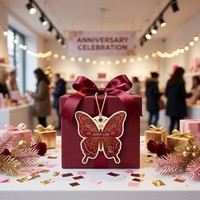 Étiquette promotionnelle personnalisée en papier écologique en forme de papillon, estampage à chaud, impression recto-verso, vernis UV pour les fêtes