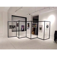 Présentoirs modulaires de Style libre avec affiches et photographies suspendues par câble à utiliser comme diviseur de pièce ou comme support d'exposition seul