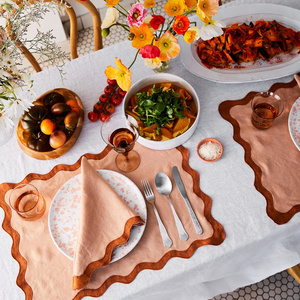 Grands sets de table festonnés en lin avec contour bicolore incurvé pour les acheteurs de banquets d'hôtel et de restaurants - Product Image 1